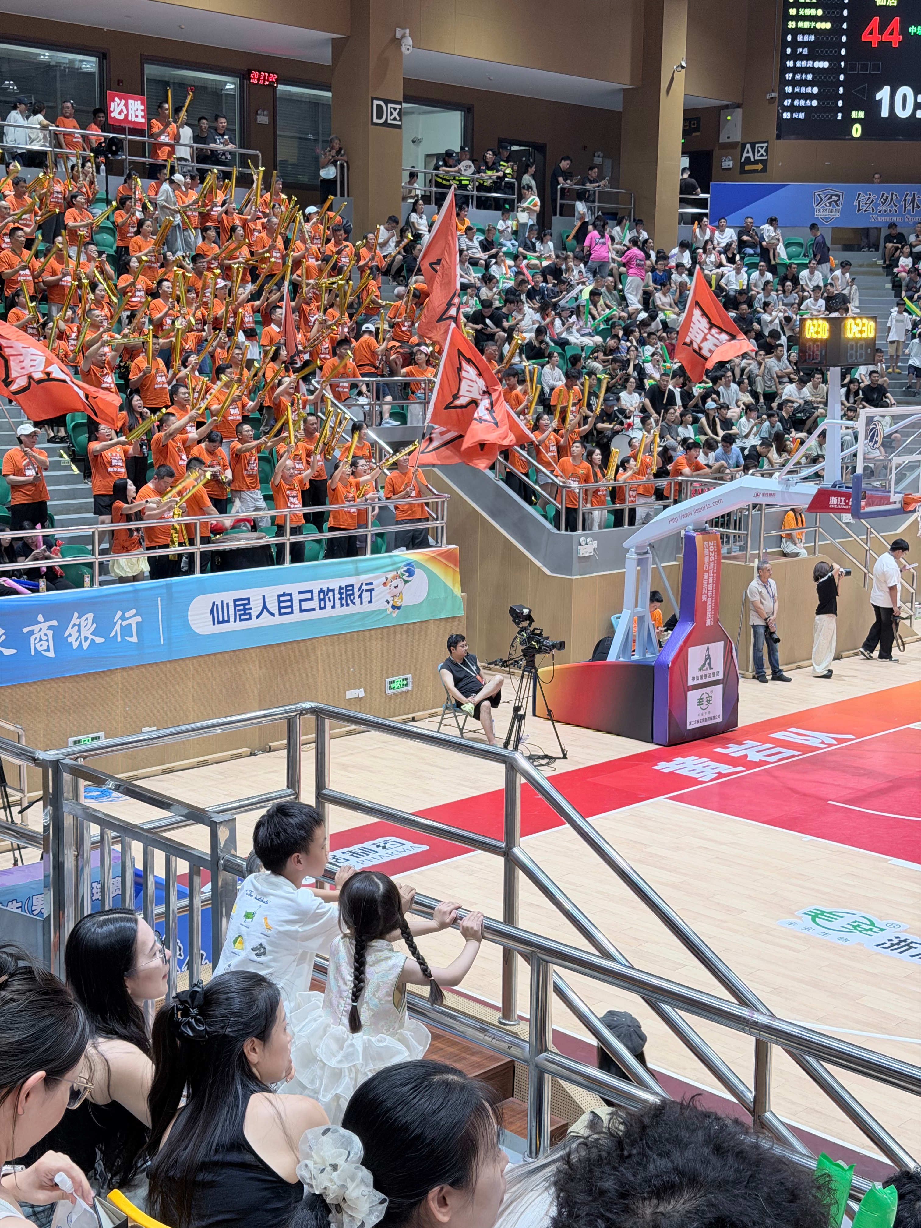 周末陪小孩哥追星🏀我看不懂篮球，但是看得懂帅哥哈哈哈 