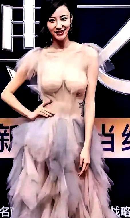 红毯不是T台，别拿露肉当本事。
张婧仪一件高领旗袍，热搜干翻一众露背装；宋佳一个
