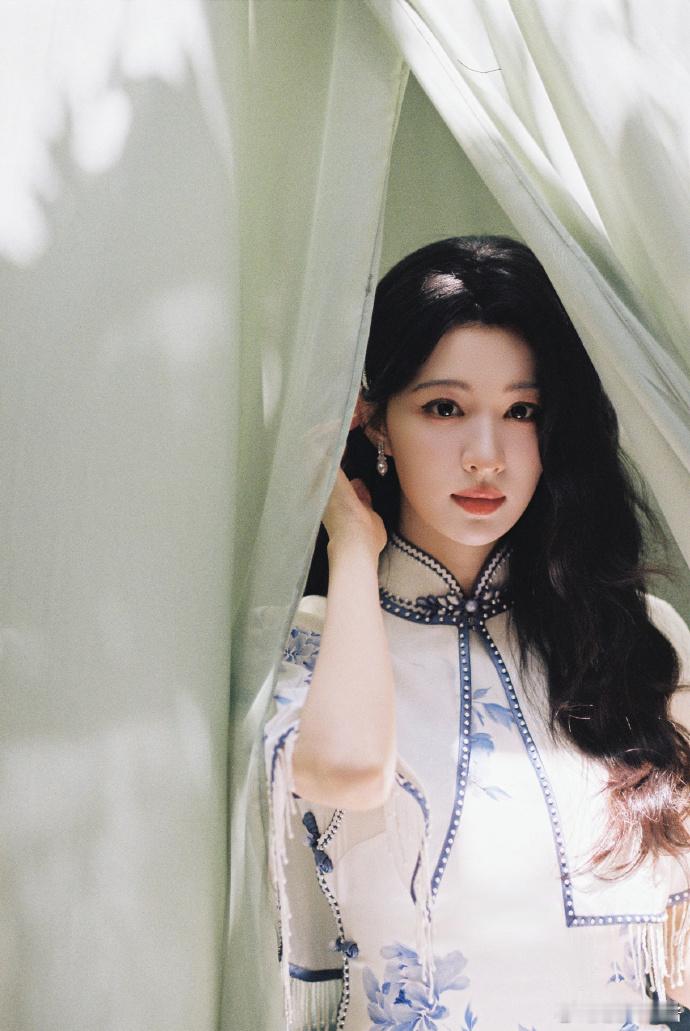 张凌赫王楚然好对称的两张脸张凌赫王楚然两张对称的脸这俩颜值也太绝了！五官脸型适配