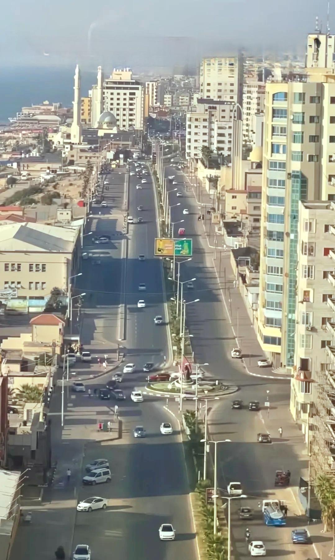 图一：两年前未经战火的加沙，道路交通、行人车辆，充满生活的气息。
图二：如今已受