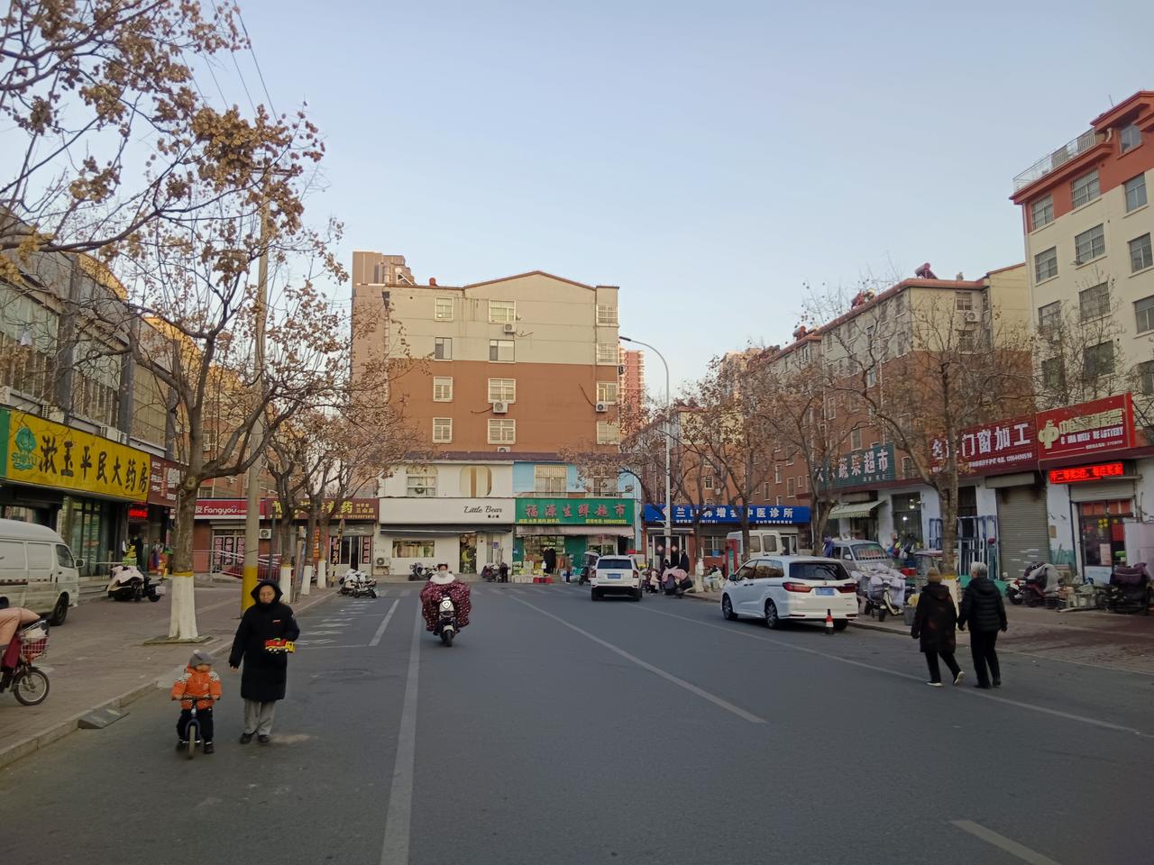 午间小憩且无忧，文火煮茶轻拂愁。
​从来人生尽如此，冬雪闲落慢白头。
     