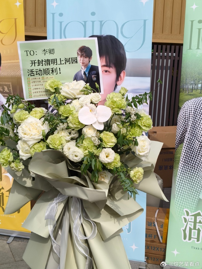 李卿线下人气好顶李卿爆火后人气 从默默无闻到单月涨粉超百万，太厉害了。 