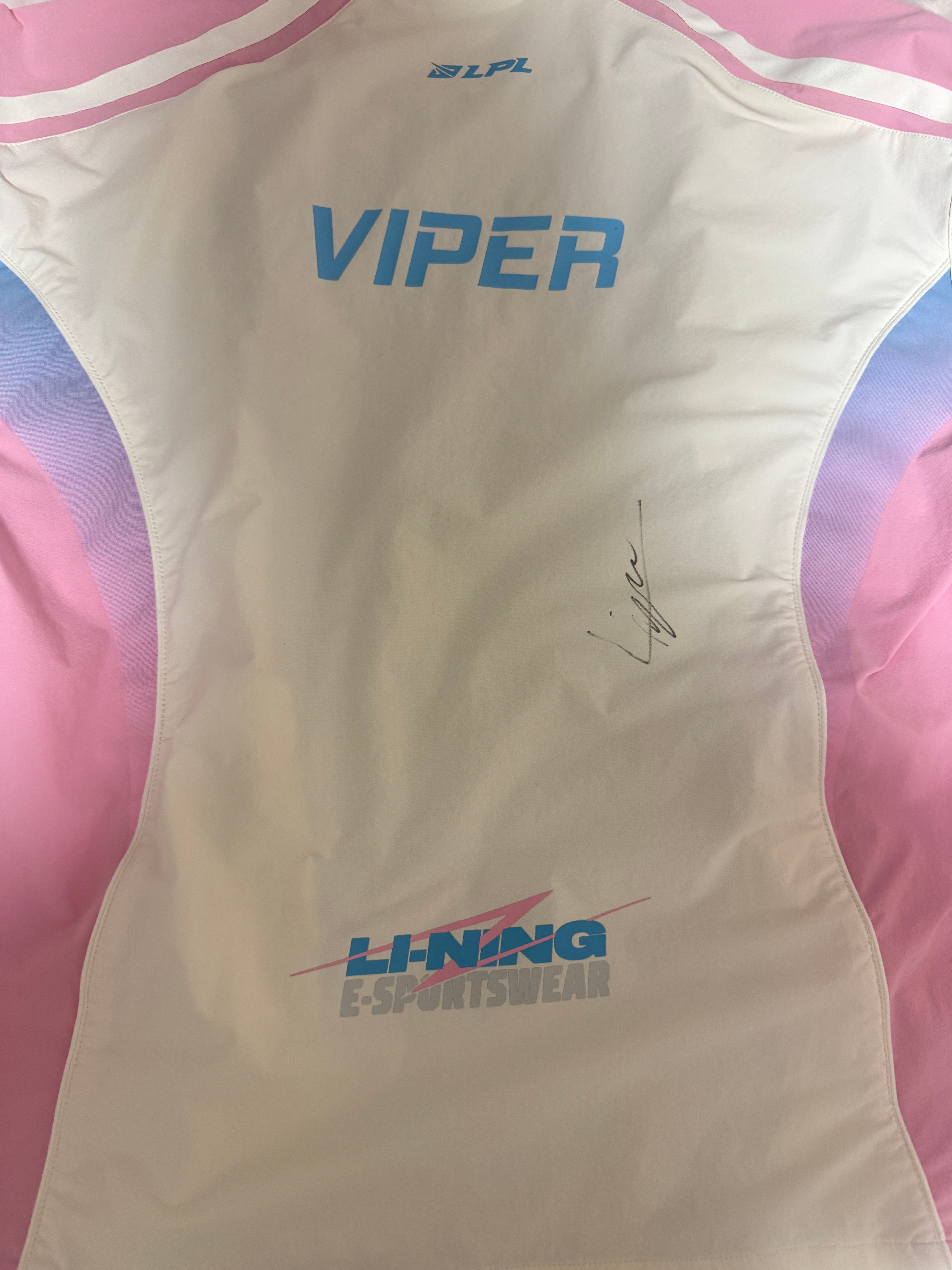 试了一晚上衣服最后的心情是女孩你就非得在每件精心挑选的衣服外面套上碧出的粉蓝色丑