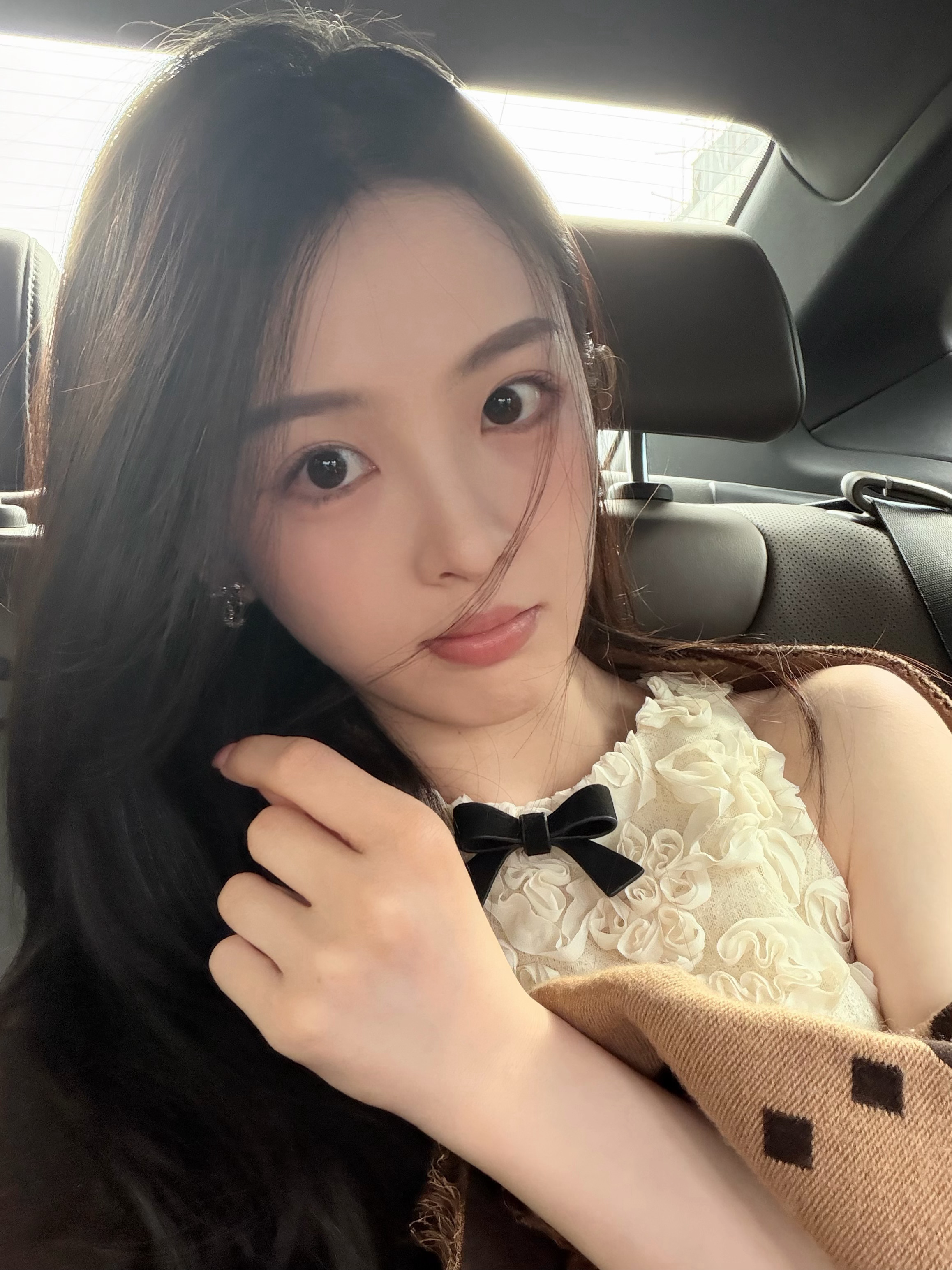 出来拍照遇到了一个美丽的女孩子说认识我和我拍了照 