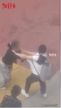 “太恶劣了！”辽宁沈阳，女子在小区遛两条狗不牵绳，一名过路的女子好心提醒她，不料