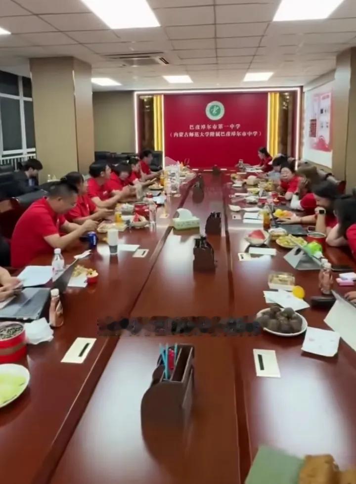6月23日，内蒙古巴彦淖尔临河一中高考成绩正式放榜，深夜的教师办公室，没有喧闹，