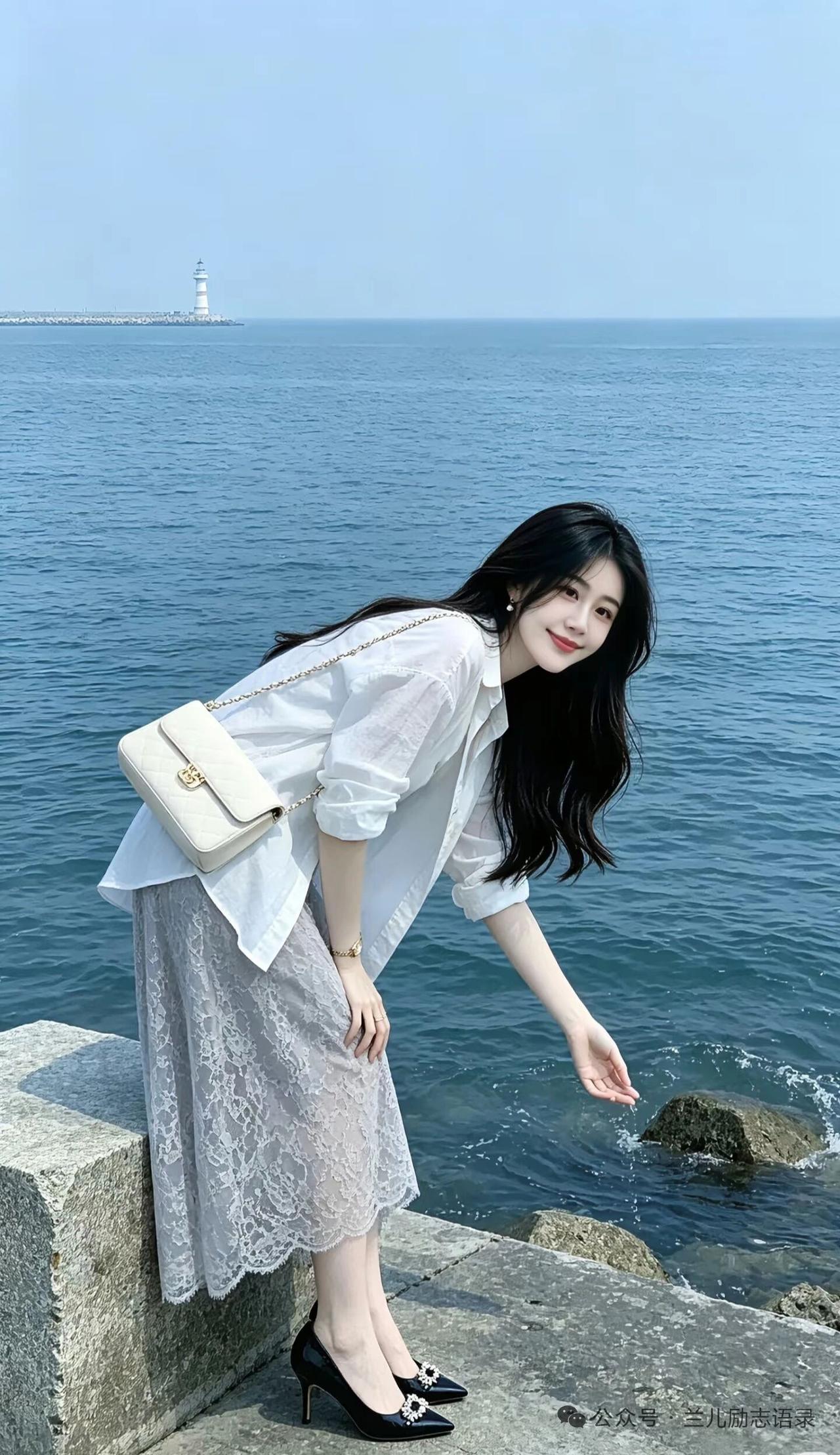 海边漫步，真的是超级惬意的体验。想象一下，落日温柔地铺满海面，晚风轻拂着沙滩，自