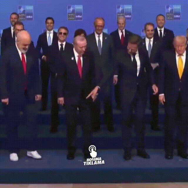 吕特成了特朗普的私人秘书，在北约峰会上，他如影随形，跟着特朗普寸步不离。

拍照