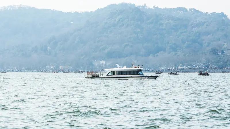 4月8日晚上开始，杭州西湖开启了一场为期一周的荷区“大扫除”——清塘作业。这就像