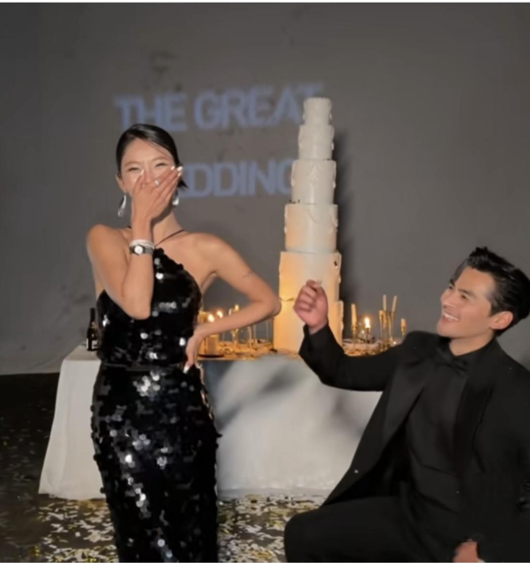 很多女人看到这浪漫的求婚仪式，感动的泪流满面。在我的生命里就缺少这么浪漫的求婚仪