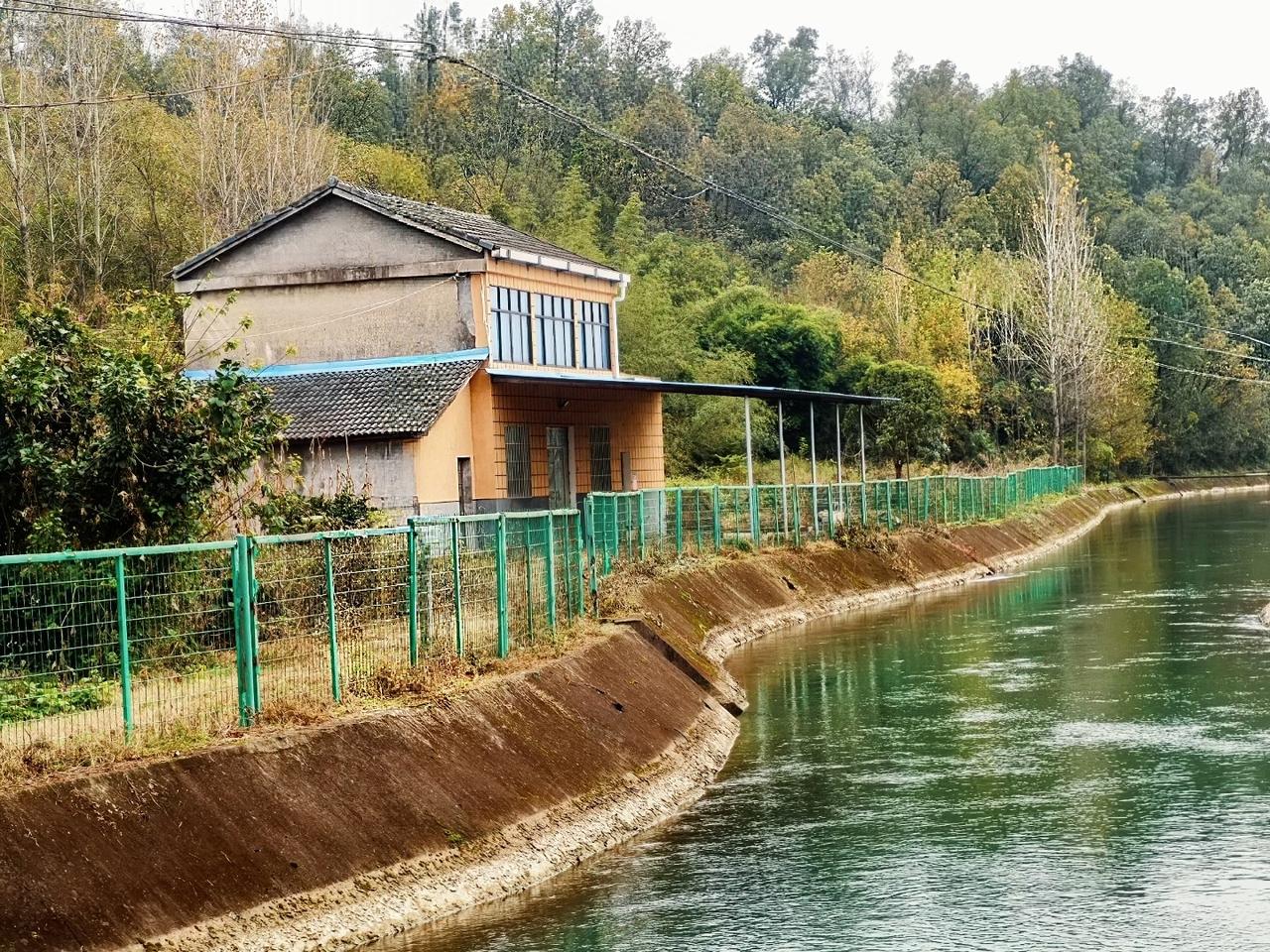 在夷陵区黄花镇，有这样一个依山傍水的农家小院，你有兴趣吗？

这里距镇上10分钟