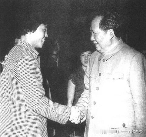 1959年5月14日，毛泽东与郑风荣亲切握手。