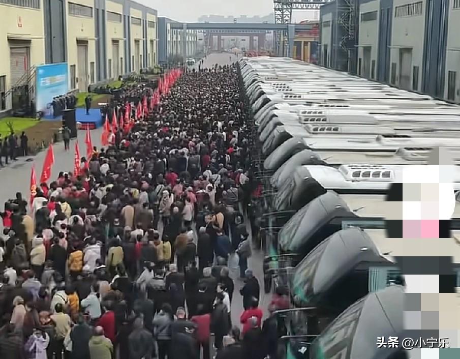 3月24日，河南矿山集团老板崔培军请4000余名员工的父母免费游江南，而且是6日