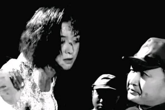 她双手发报，日寇抓了三年没抓到。叛徒开口那天，她只给自己留了一颗子弹
枪声停了。