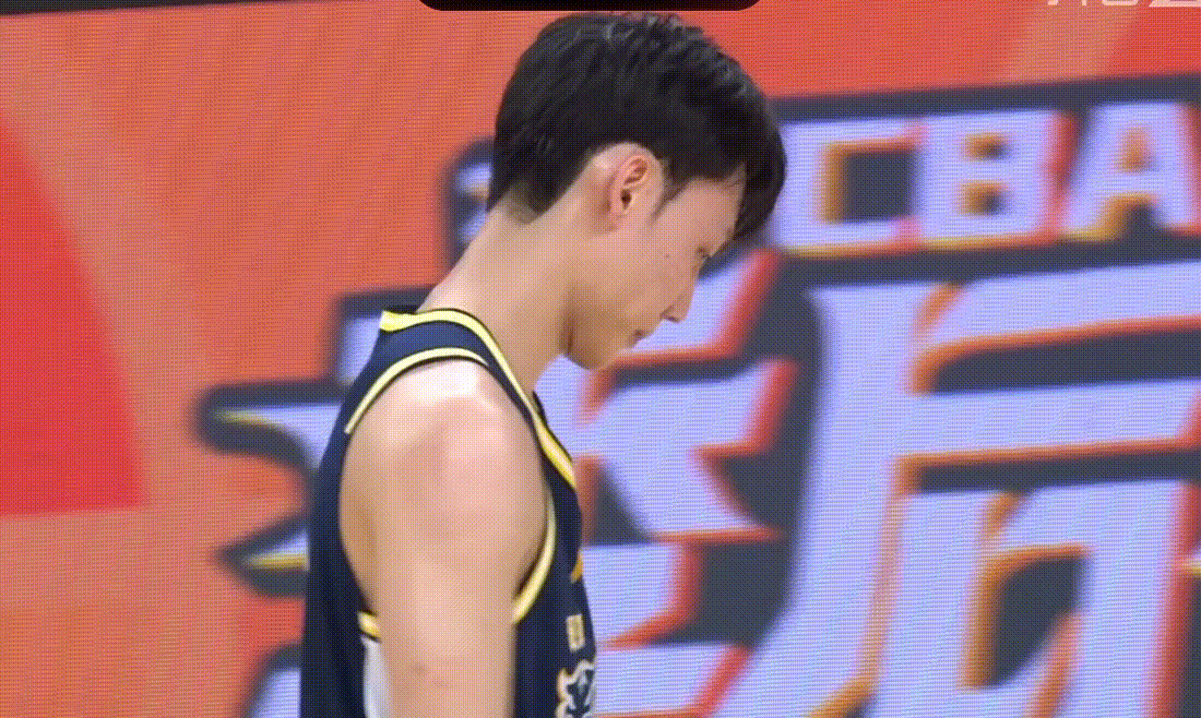 这场比赛最好的缩影，徐昕早早收工和队友有说有笑了，徐杰打得直摇头，真是带不动了了