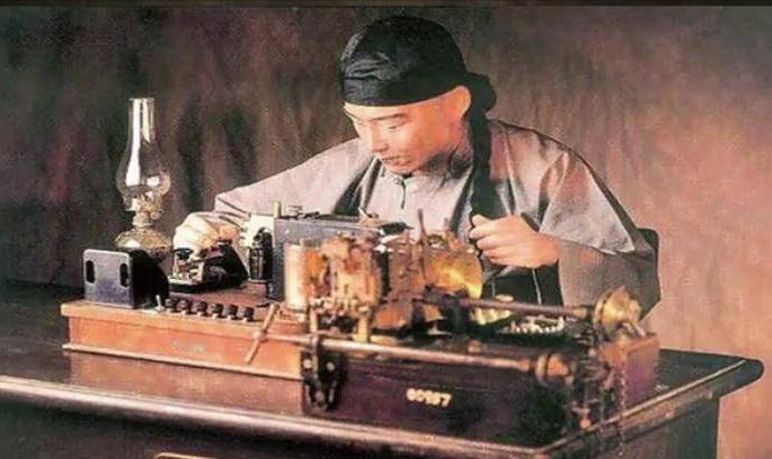 1877年6月15日，天津机器东局至直隶总督衙署间，16 里长的铜线在夏日骄阳下