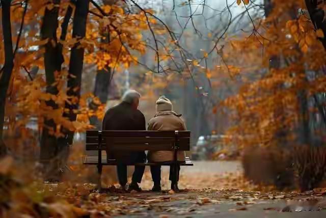 夜深人静时，总会无意识地拨弄手机，期待着儿子的消息，却又担心打扰他忙碌的生活。这