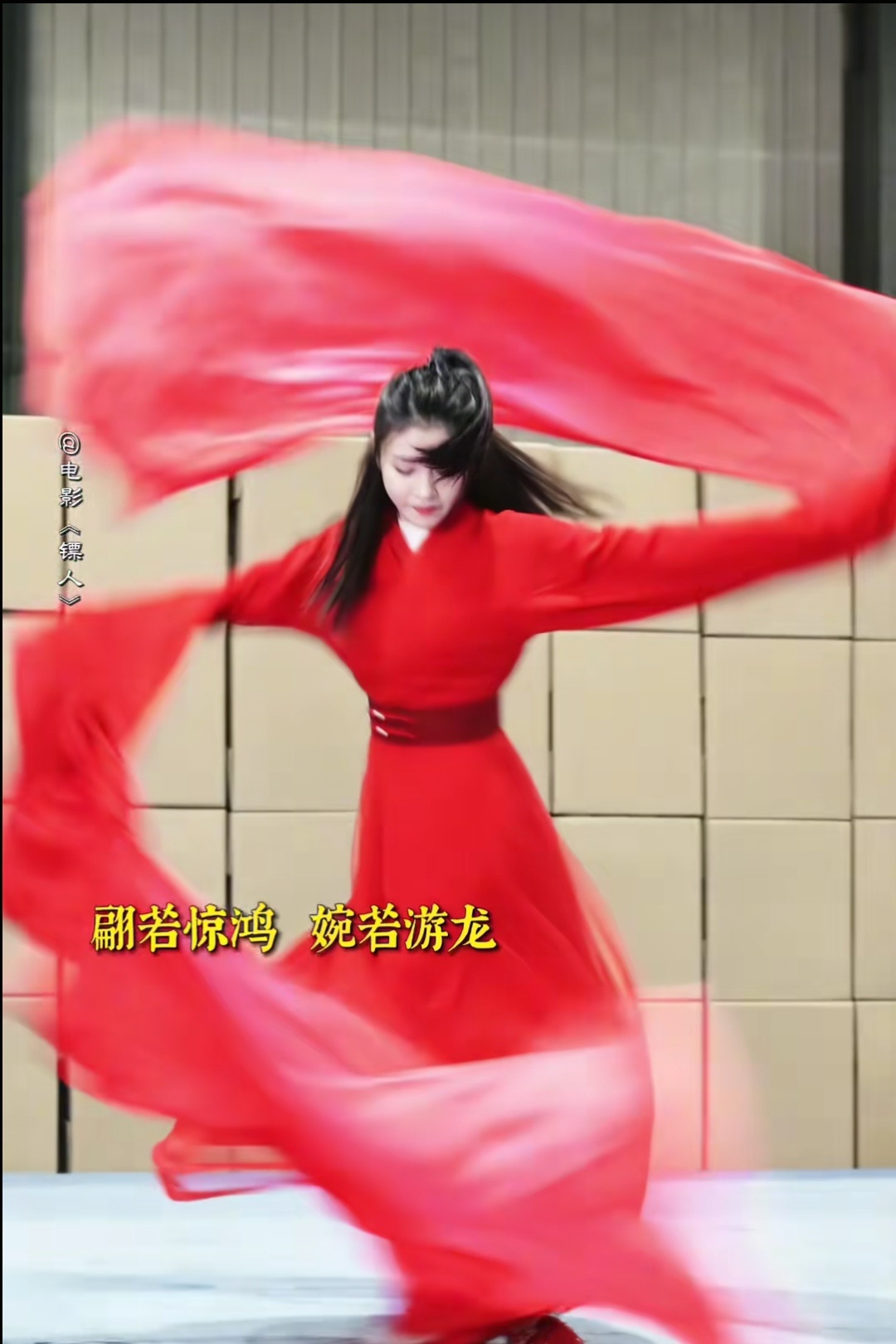 一把镖，一生义，四代人，守一诺。江湖代代相传，侠气从未褪色。从银幕到人心，武侠血