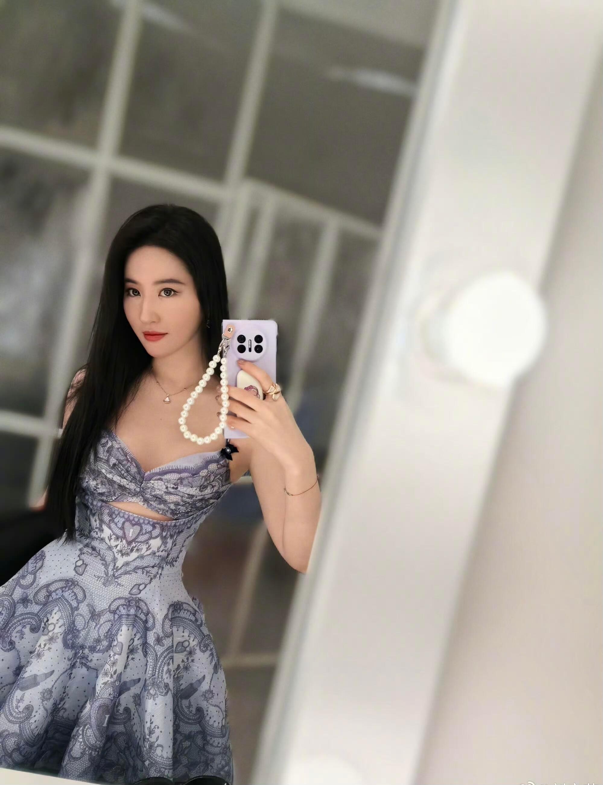 刘亦菲发了玫瑰的故事庆功宴的美照，好瘦 ​​​