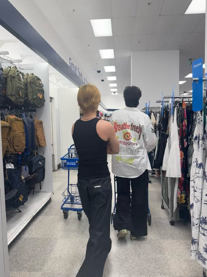 夏威夷偶遇treasure金道荣 求偶遇教程！！网友在夏威夷商店偶遇TREASU