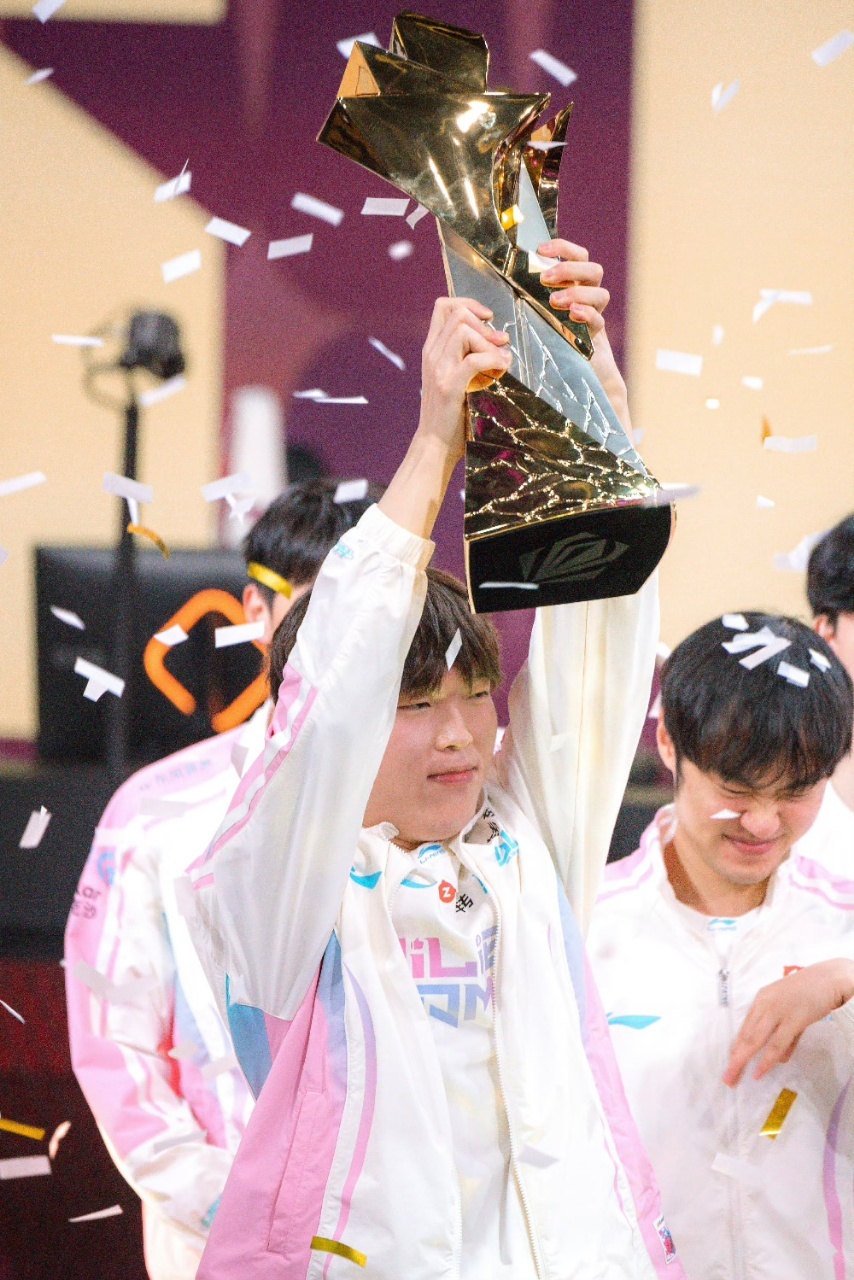 电竞圈的氛围感今夜喜友秀 电竞圈的氛围确实松弛，Bin的直率发言很真实，但嘻哈说