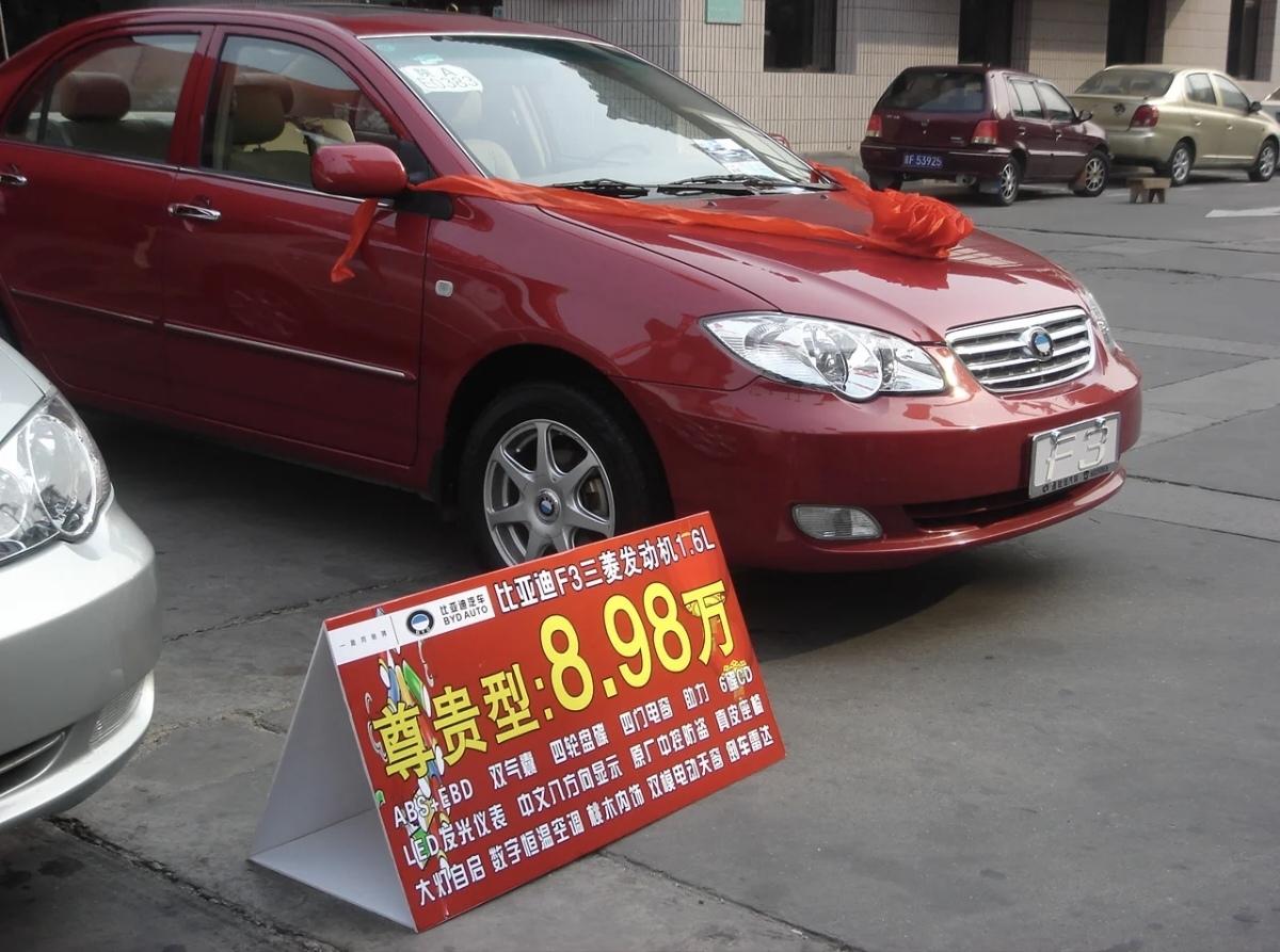 模仿第九代花冠，当年居然卖到8.98万!
比亚迪F3参考了第九代丰田花冠的车身造