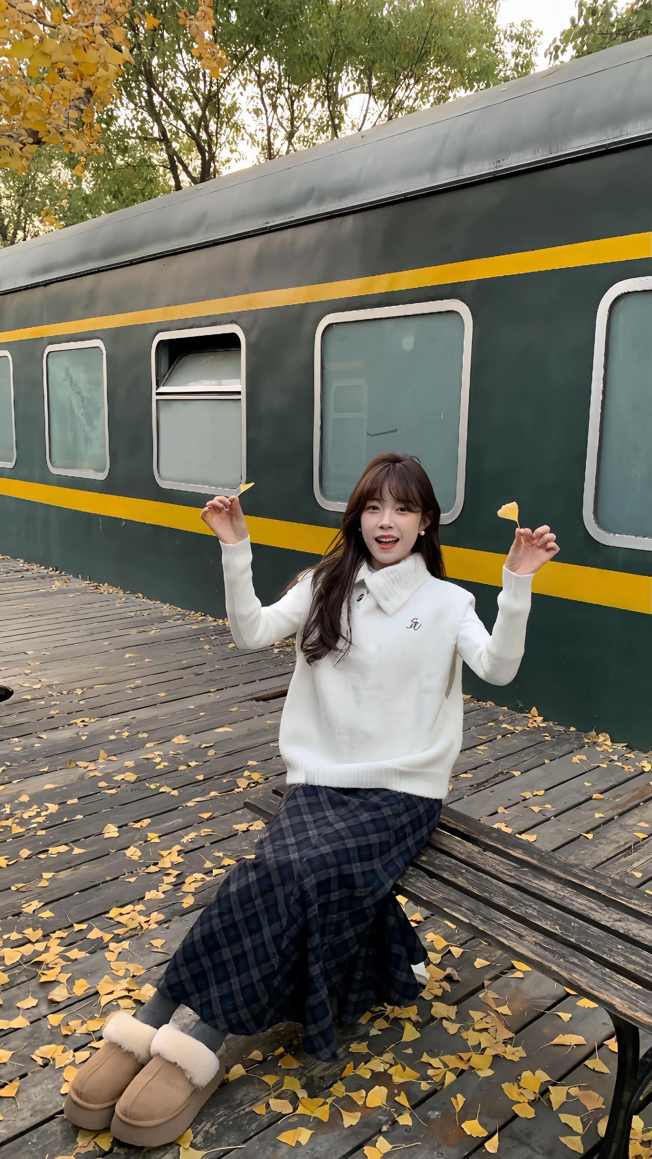 你总是说我什么都好 谢谢你
秋叶红枫出片穿搭