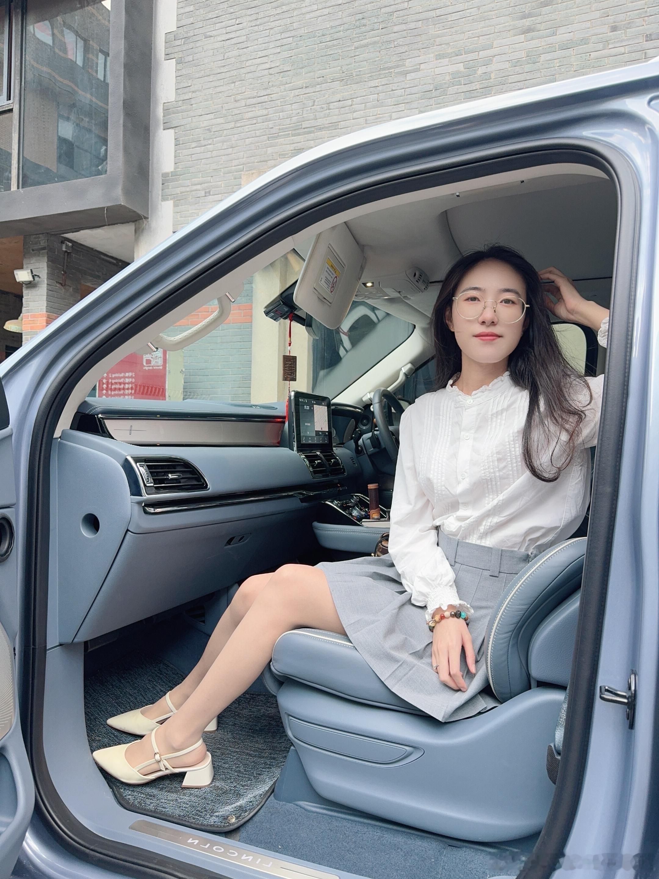 美丽宝妈，丝袜穿搭，戴上眼镜很显知性美~ ​​​