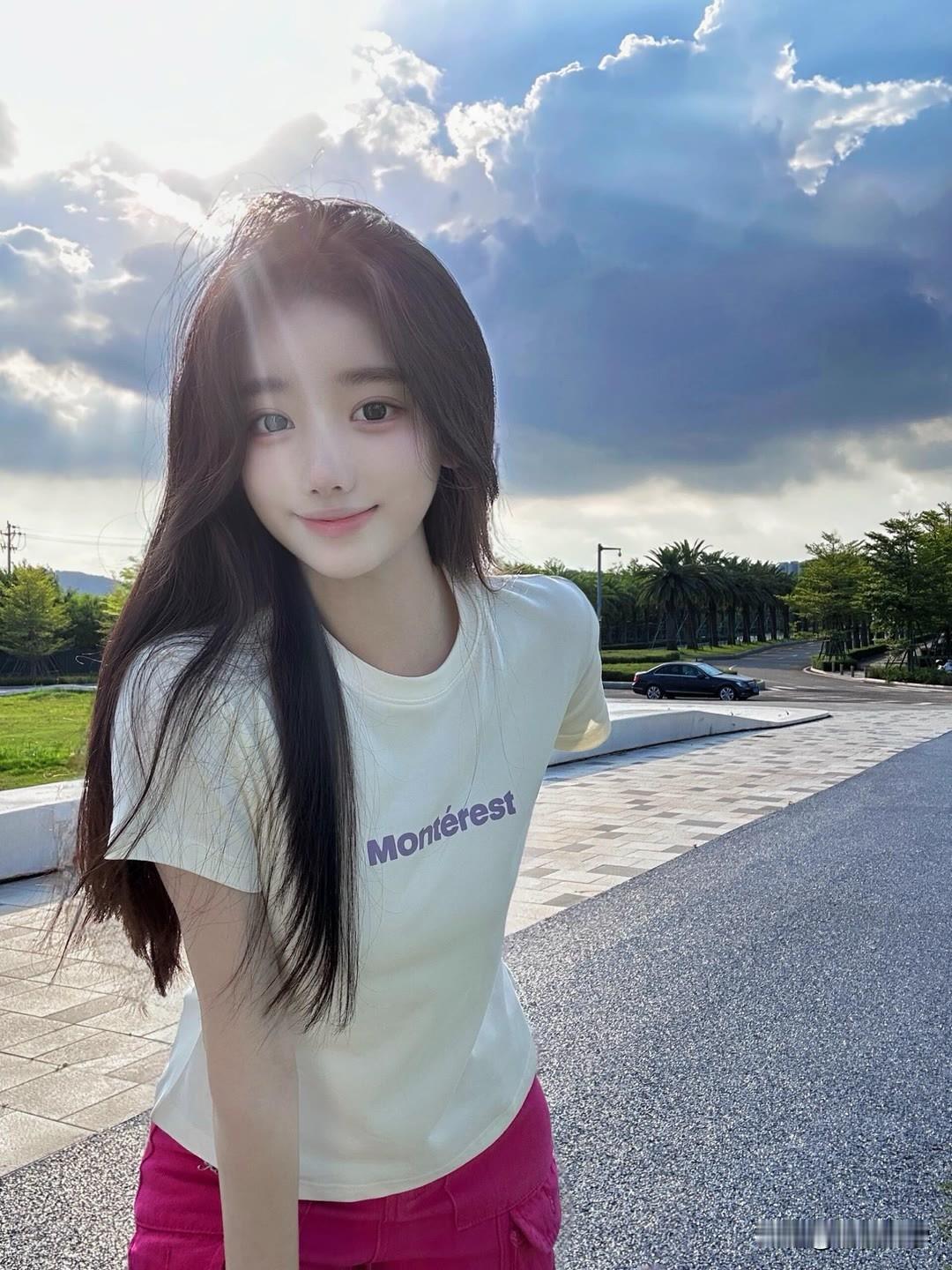 云卷云舒间，少女笑语盈。分享一张宝宝的照片