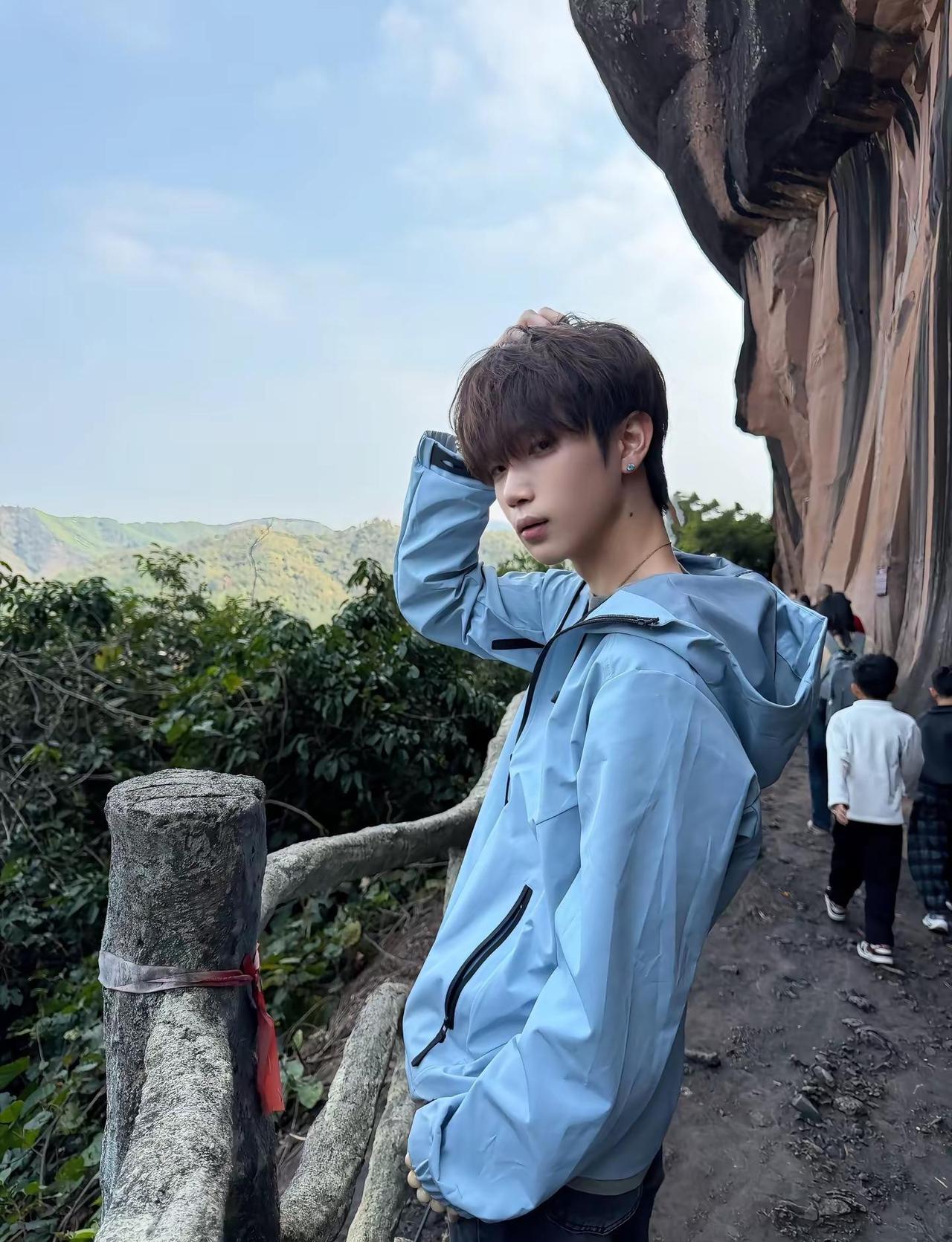 这是一种很新的爬山方式 在大自然里chill 自由感拍照 飞拉达攀岩