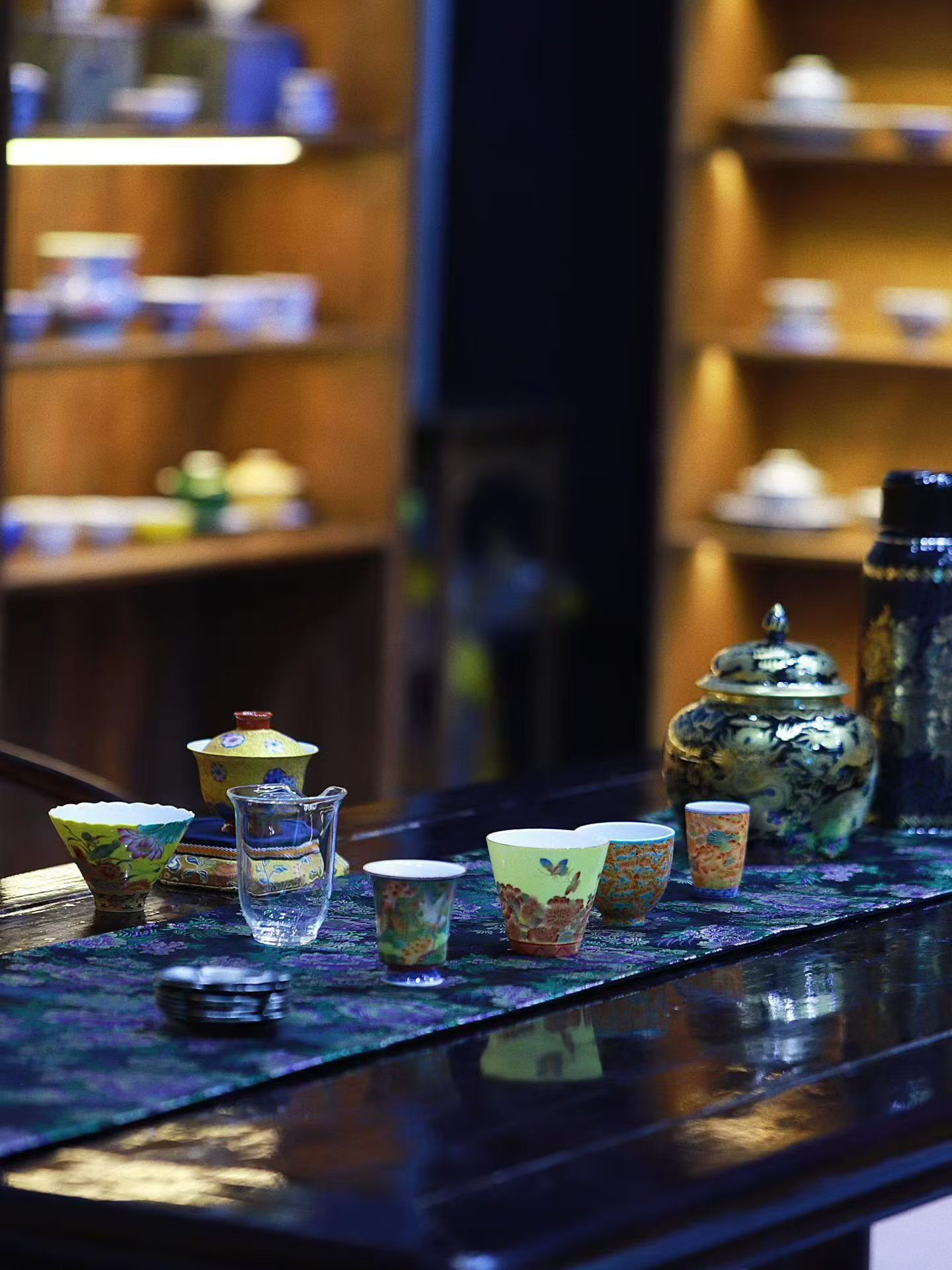 品茶赏器交友  茶如人生，初尝或许平淡，甚至带着些许苦涩，但若能静下心来细细品味