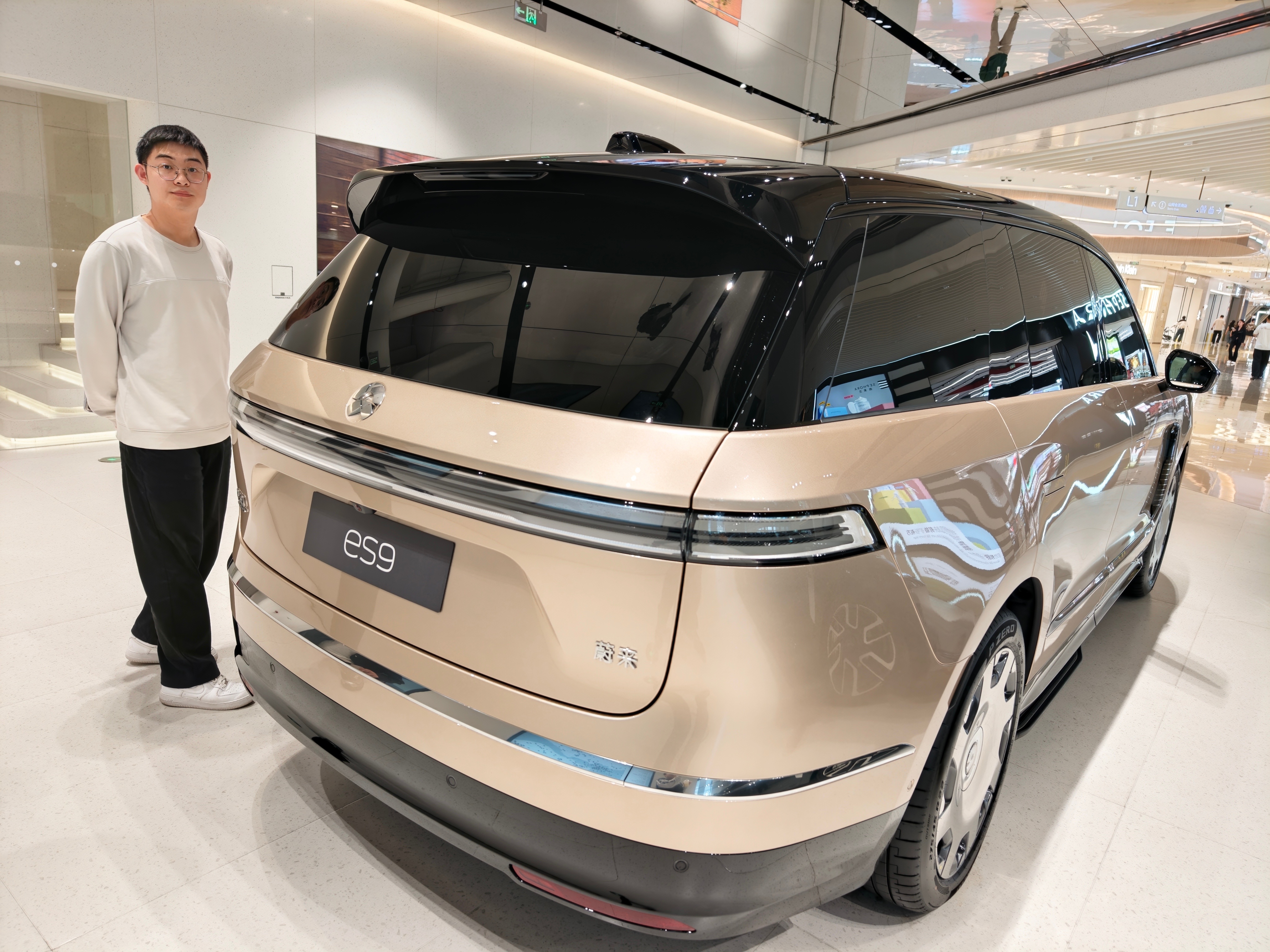 新鲜出炉的es9实拍，看起来还是很尊的，镀铬件也没有图上那么突兀。听店员说今天晚