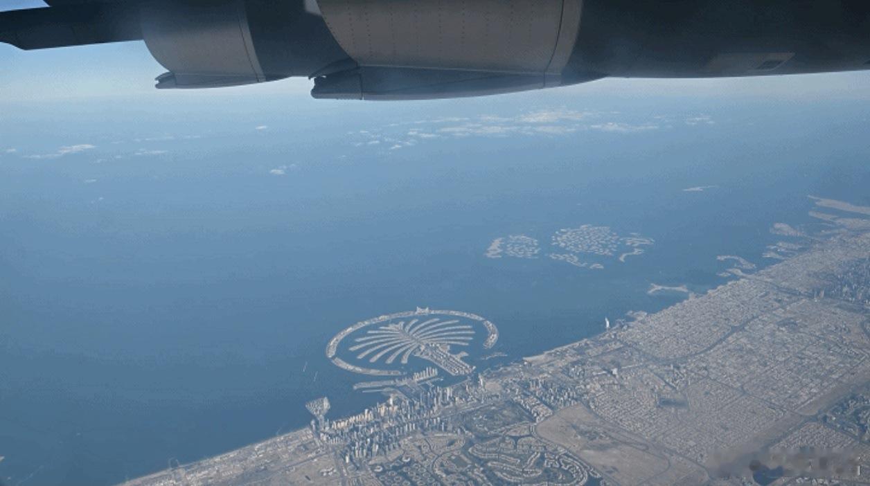 人民空军YY-20A航拍棕榈岛海岸线，这是中阿“猎鹰盾牌-2025”空军联训的画