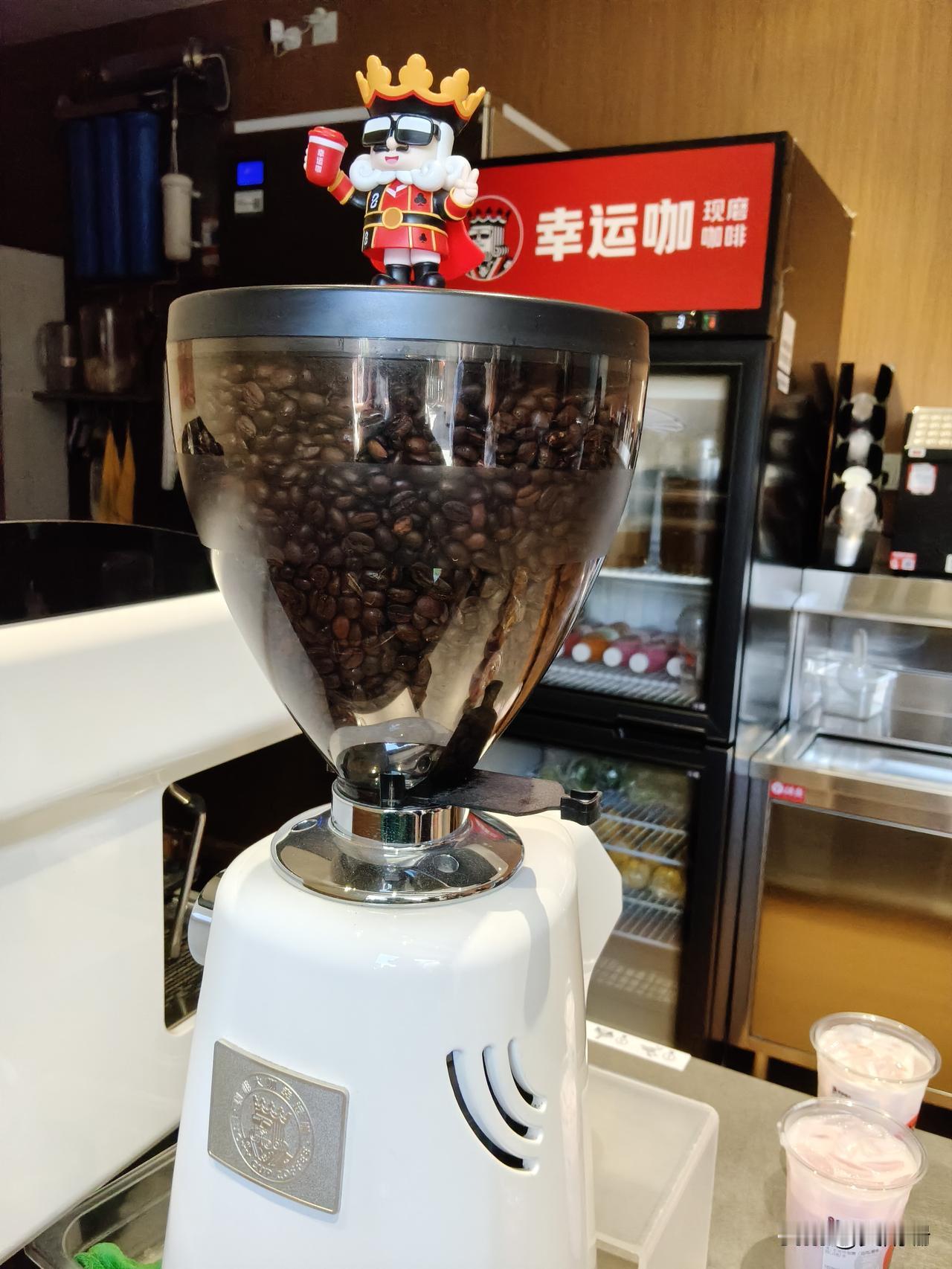 咱大兰州现在也有这么多的奶茶店，看着那么多的年轻人，每天杯子里都端了一杯各种各样