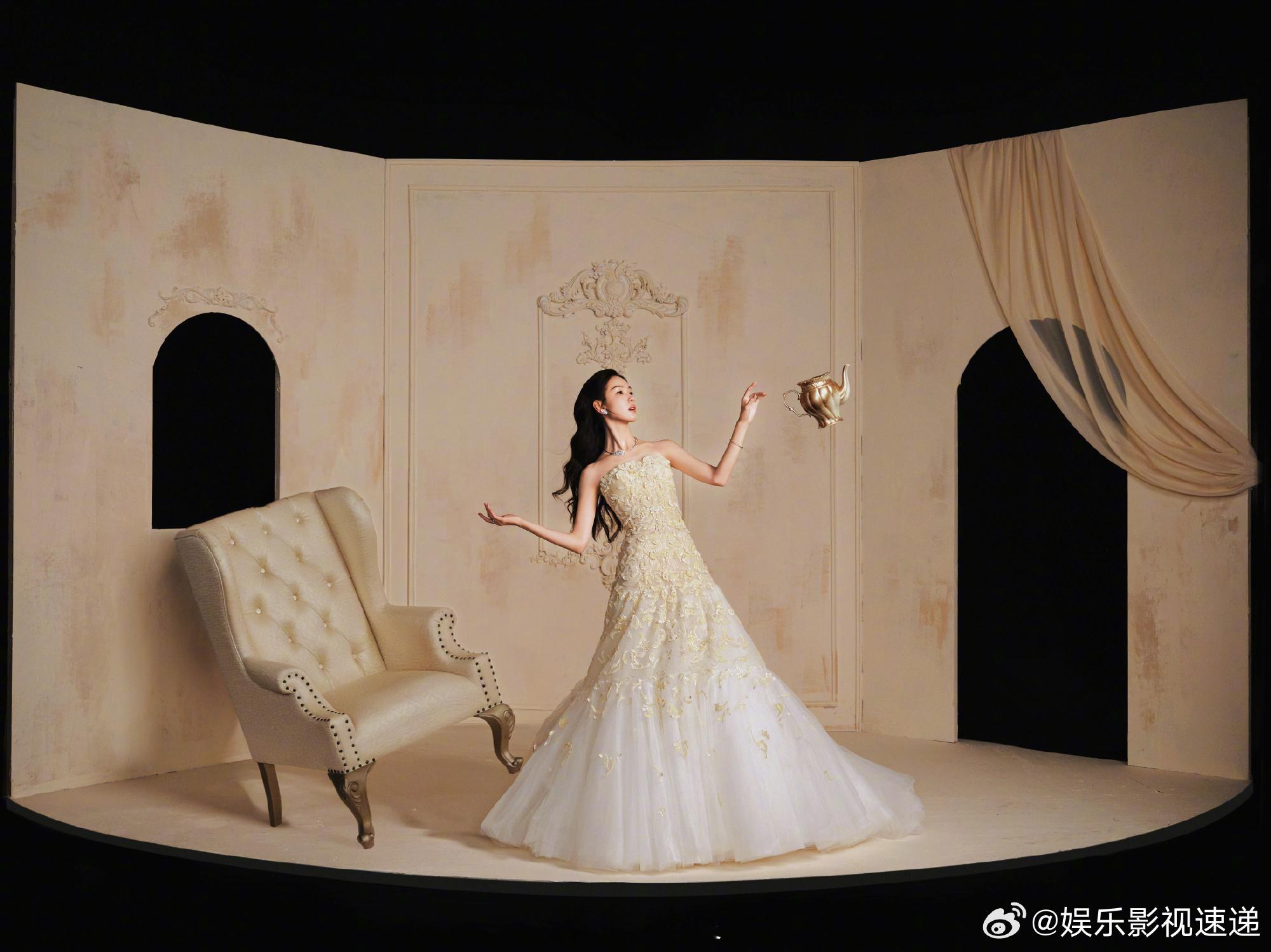 陈都灵童话公主陈都灵这次直接化身童话公主，精致裙摆搭配灵动发饰，一出场就拉满浪漫