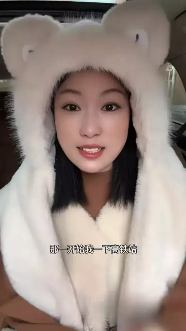 一位哈尔滨的本地姑娘，穿上小土豆的装扮出门游玩，到处享受着公主的待遇和人们亲切的