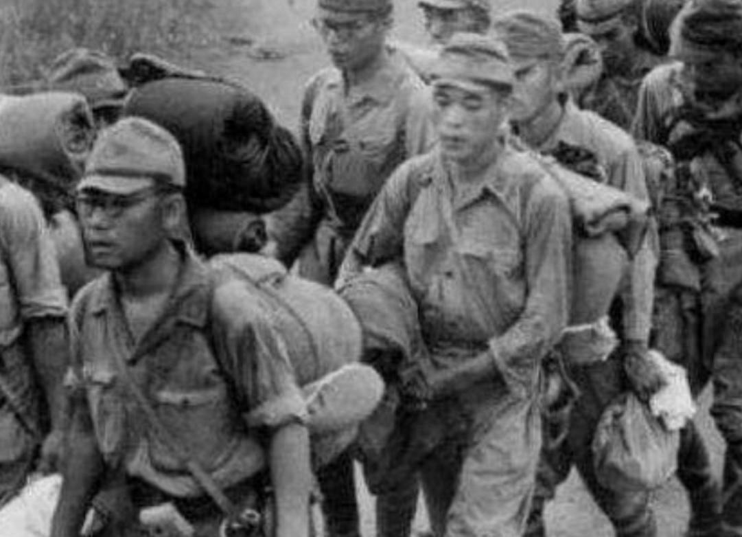 二战日军为啥走到哪都背个 “小书包”？拼刺刀都不肯扔，真相藏在装备里

二战战场