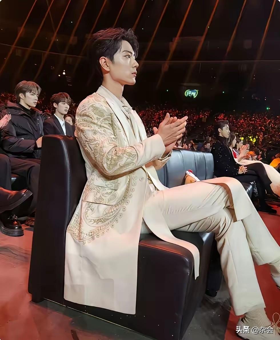 肖战这颜值是真实存在的吗？帅得像个假人！
2022微博之夜这张浅金色刺绣西装造型