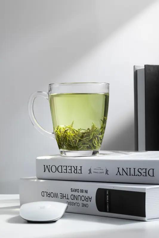 【茶只有两种姿态“沉与浮”：饮茶人两种姿势“拿起与放下”；沉时坦然，浮时淡然，人