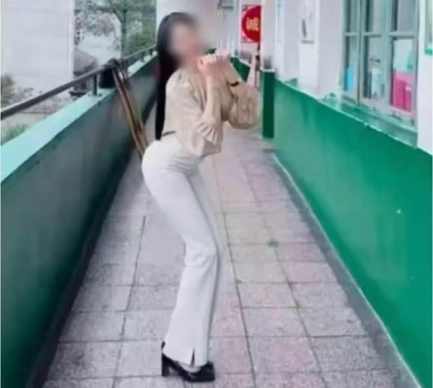 老师校内跳舞被家长投诉，到底是谁的问题？

湖南永州 ，一位小学音乐老师在校内跳