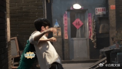 白宇新剧说睡就睡白宇这里不让睡觉 救命啊徐胜利这个角色太惨了！振臂高呼的下一秒就