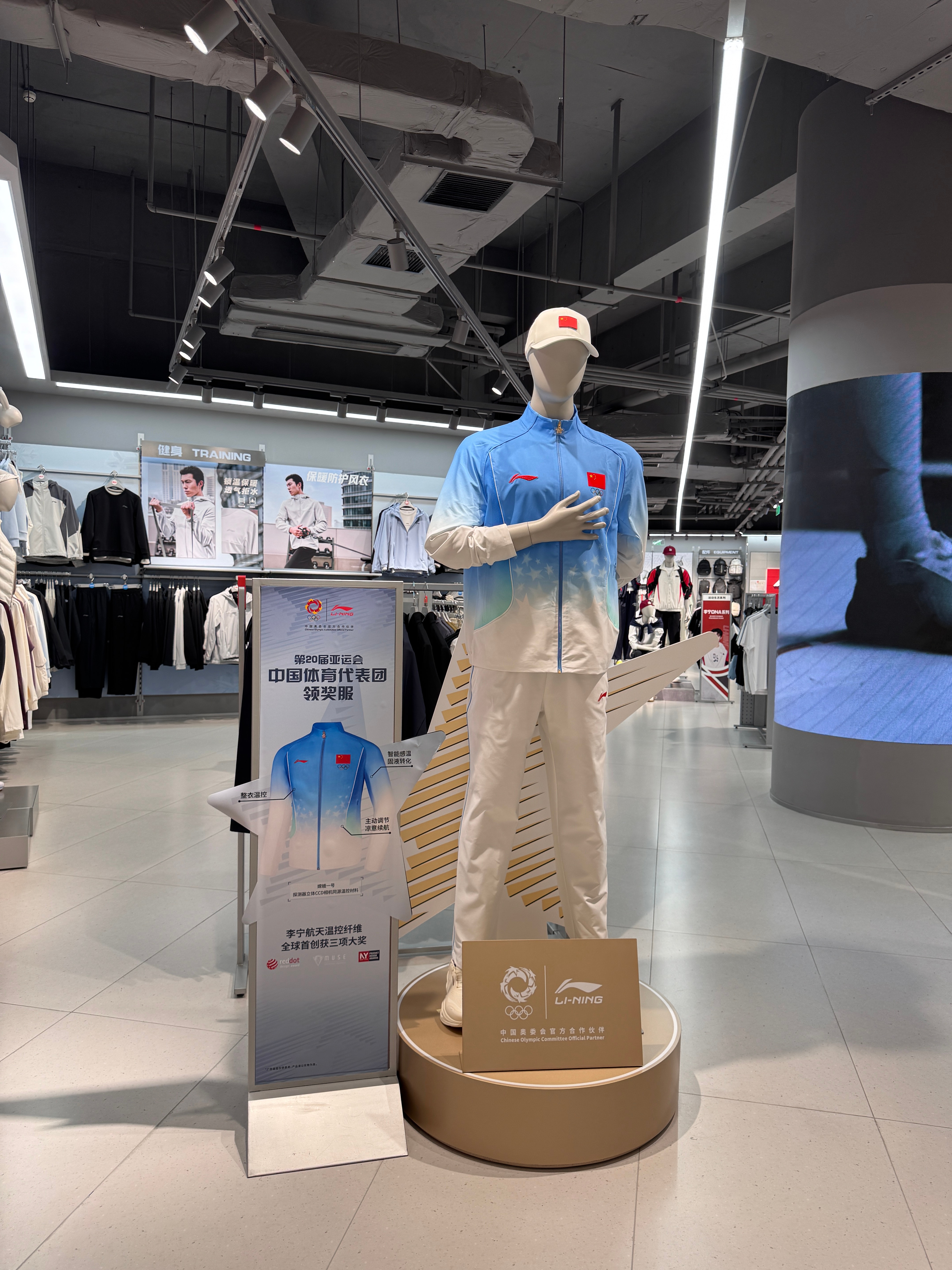诶嘿嘿 提前来看看融神要穿上的衣服 ​​​