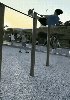 一秒酿成惊险瞬间！高手炫技单杠，脚下忽然闯过来幼童，出事到底怪哪一方？

公园的