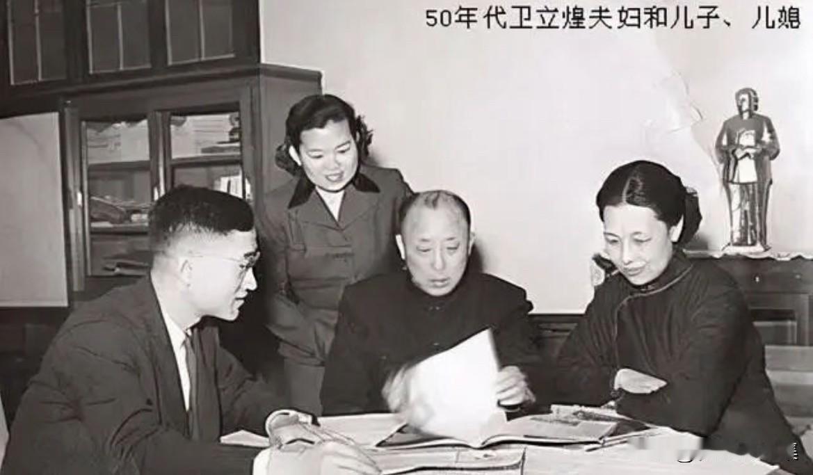 1955年3月15日，前国民党陆军二级上将、抗日名将卫立煌偕夫人韩权华，从香港经