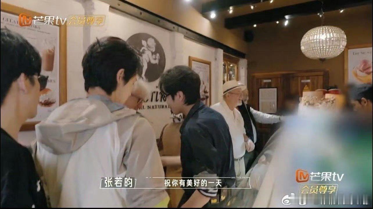 张若昀被外国路人要合影 绝了！要不说还得是张若昀啊！就这么水灵灵地被外国人偶遇了