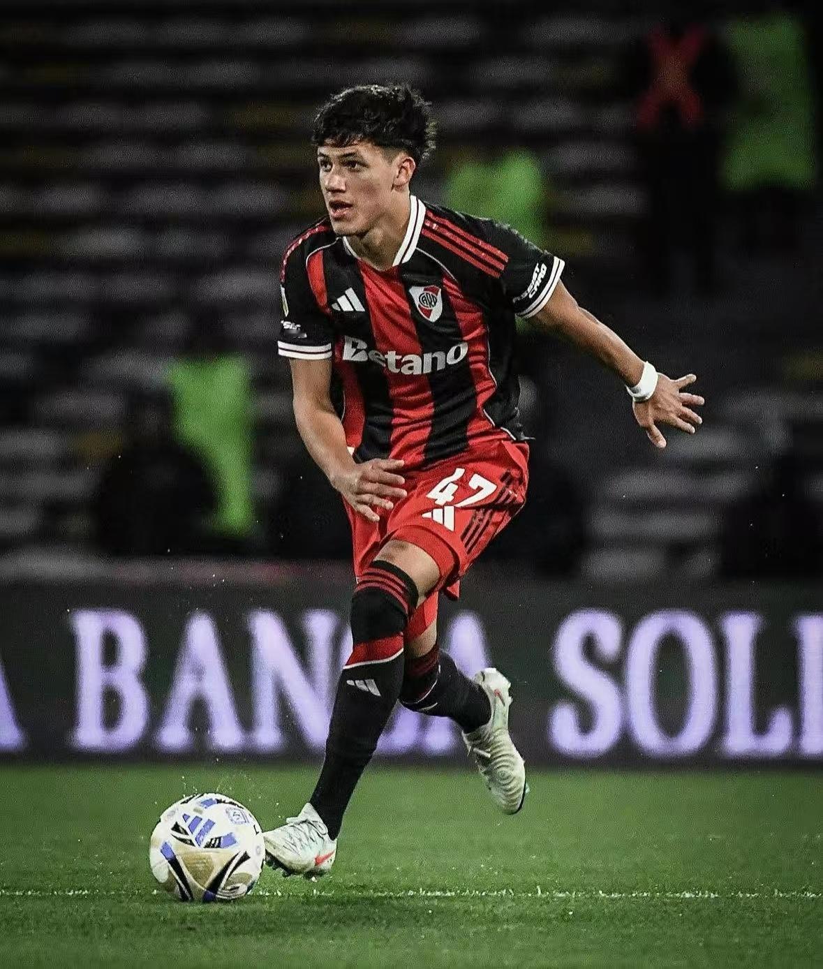 黄黑普鲁士多特蒙德[超话]  德天空：多特蒙德有意河床队中场胡安克鲁斯梅萨。该球