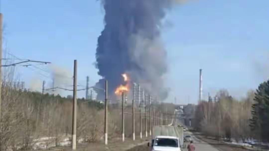 乌克兰无人机袭击俄罗斯鞑靼斯坦，内夫特希姆石化厂遇袭爆炸后发生火灾。

2026