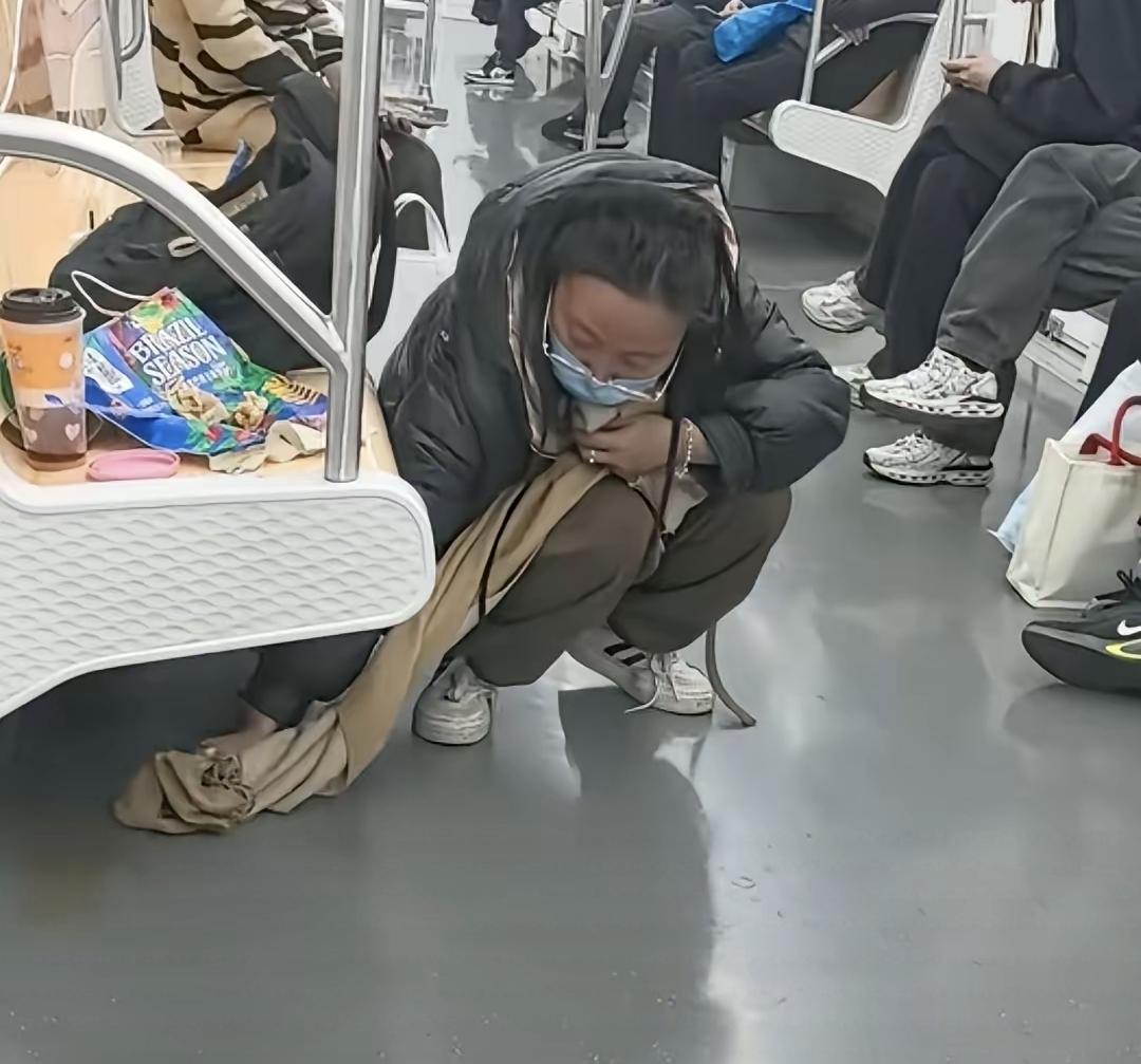 那天下午高峰，我挤在五号线车厢里。对面穿格子衫的姑娘手里矿泉水突然泼出来了。她翻