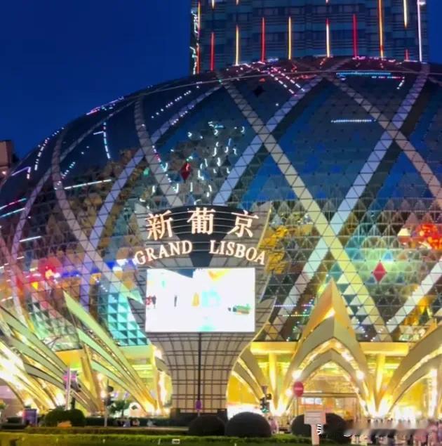 关于澳门冷知识
1.澳门巴士播报有四种语言，分别是普通话、粤语、葡语、英文。
2