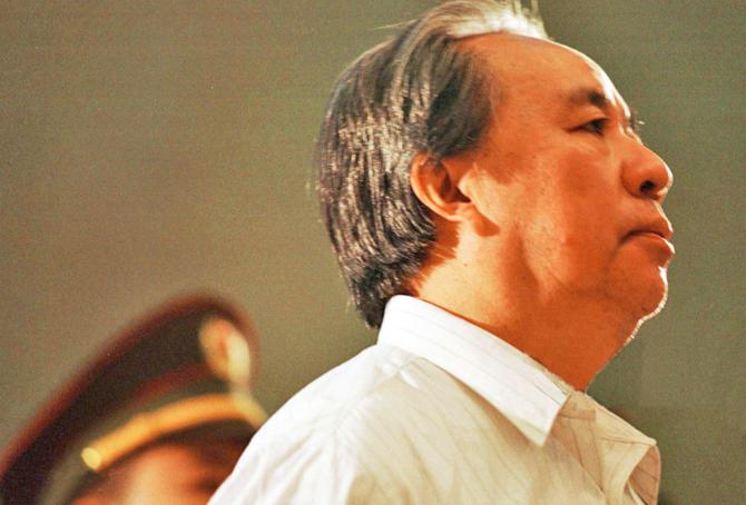 [太阳]1999年，中国前首富牟其中坐着奥迪上班，途中被捕，一同被捕的还有他的小